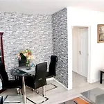 Maitland Luxury 2 Bedroom Greenwich Apartment With Good Living Space Sleeps 5 Guest- 1 Minute From Greenwich Dlr Station