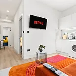 Modern Central London 4 Bed - Free Parking