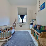 Chic Property With Backyard Near Emirates Stadium