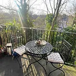 Beautiful Bright 3-Bed Home Next To Station