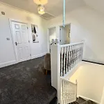Spacious 3-Bed Home With Garden, Private Parking, Smart Tv\'S, Fast Wi-Fi