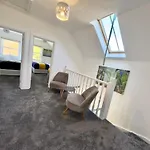Spacious 3-Bed Home With Garden, Private Parking, Smart Tv\'S, Fast Wi-Fi