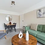Spacious 2-Bedroom Apartment In Crystal Palace