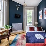 Sunny Corner Apartment In Center Of London