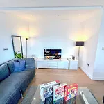 Sleek 3-Bedroom Flat With Lift & Wi-Fi In Southwark, Borough Near The Shard