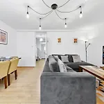 Spacious 3-Bed Apt Near Shoreditch With Parking