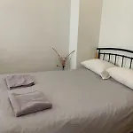 Cosy Modern 2 Bedroom Trafalgar Square Apartment