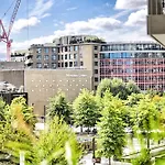 Chic Westfield Retreat - Two Bedroom Two Bathroom Luxury Stay In White City