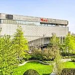 Chic Westfield Retreat - Two Bedroom Two Bathroom Luxury Stay In White City