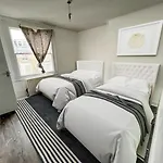 Flat In Shepherd\'S Bush