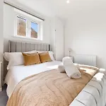 Prime Location - Stylish Retreat - Wifi & Netflix