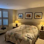 Spacious Flat With South Facing Garden