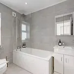 The Shamrock Sleek And Chic - Private Garden - Ground Floor - East London - Sleeps 6