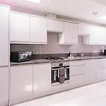 The Shamrock Sleek And Chic - Private Garden - Ground Floor - East London - Sleeps 6