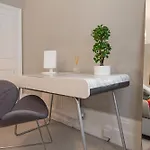 New Luxury 2 Bed 2 Bath Flat E14