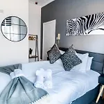 Chic Studio Apartment In Prime London Location