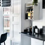Chic Studio Apartment In Prime London Location
