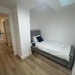 Cosy & Modern Home In Fulham