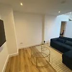 Cosy & Modern Home In Fulham