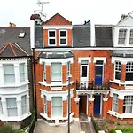 Cosy 2 Bed Suite In Putney, Sleeps 6, With Netflix & Games