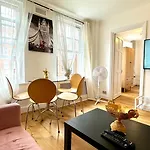 Stylish 2 Bedroom Apartment By Ali