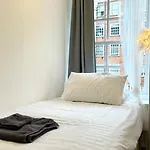 Stylish 2 Bedroom Apartment By Ali
