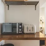 Luxury 2 Bedroom Apartment - Minutes From Train Station With Free Parking