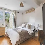Luxury 2 Bedroom Apartment - Minutes From Train Station With Free Parking