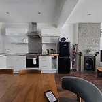 Cosy 2Br House In Stratford & Westfield Area