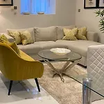 Elegant 2 Bed Flat In Chiswick