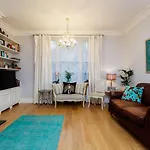 Veeve - The Westminster Courtyard Apartment
