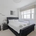 Modern 2Bd Apartment: Comfort In Every Corner