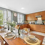 4-Bedroom Apartment In Limehouse