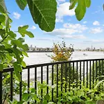 4-Bedroom Apartment In Limehouse