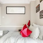 Hyde Park Family Apartment