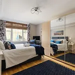 Hyde Park Family Apartment
