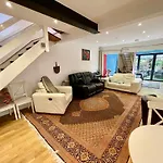 Luxe 4 Bedroom House With 4 Bathrooms - Elizabeth Line & Acton Central Stations At Walking Distance
