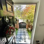 Luxe 4 Bedroom House With 4 Bathrooms - Elizabeth Line & Acton Central Stations At Walking Distance