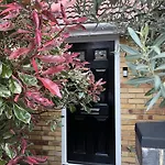 Luxe 4 Bedroom House With 4 Bathrooms - Elizabeth Line & Acton Central Stations At Walking Distance