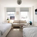 Camden Town 1-Min To Station Sleeps 5