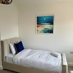 Camden Town 1-Min To Station Sleeps 5