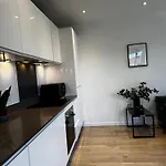 Luxury Olive Haven 1Bed, 1 Min To Dlr & University