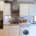 Chic London Apartment In Brown Hart Gardens