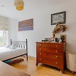 Characterful 1 Bedroom Flat Close To Dlr