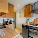 Heavenly Stays, Knightsbridge, Stylish 2-Bd Escape