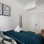 Heavenly Stays, Knightsbridge, Stylish 2-Bd Escape