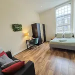 Cosy 2-Bedroom Flat With Free Wi-Fi In Shepherds Bush Near Westfield