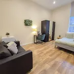 Cosy 2-Bedroom Flat With Free Wi-Fi In Shepherds Bush Near Westfield