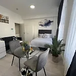 Spacious Studio 10 Mins To Metro 1 Min To The Bus