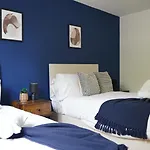 Stylish House Sleeps 9 With Free Parking In Putney